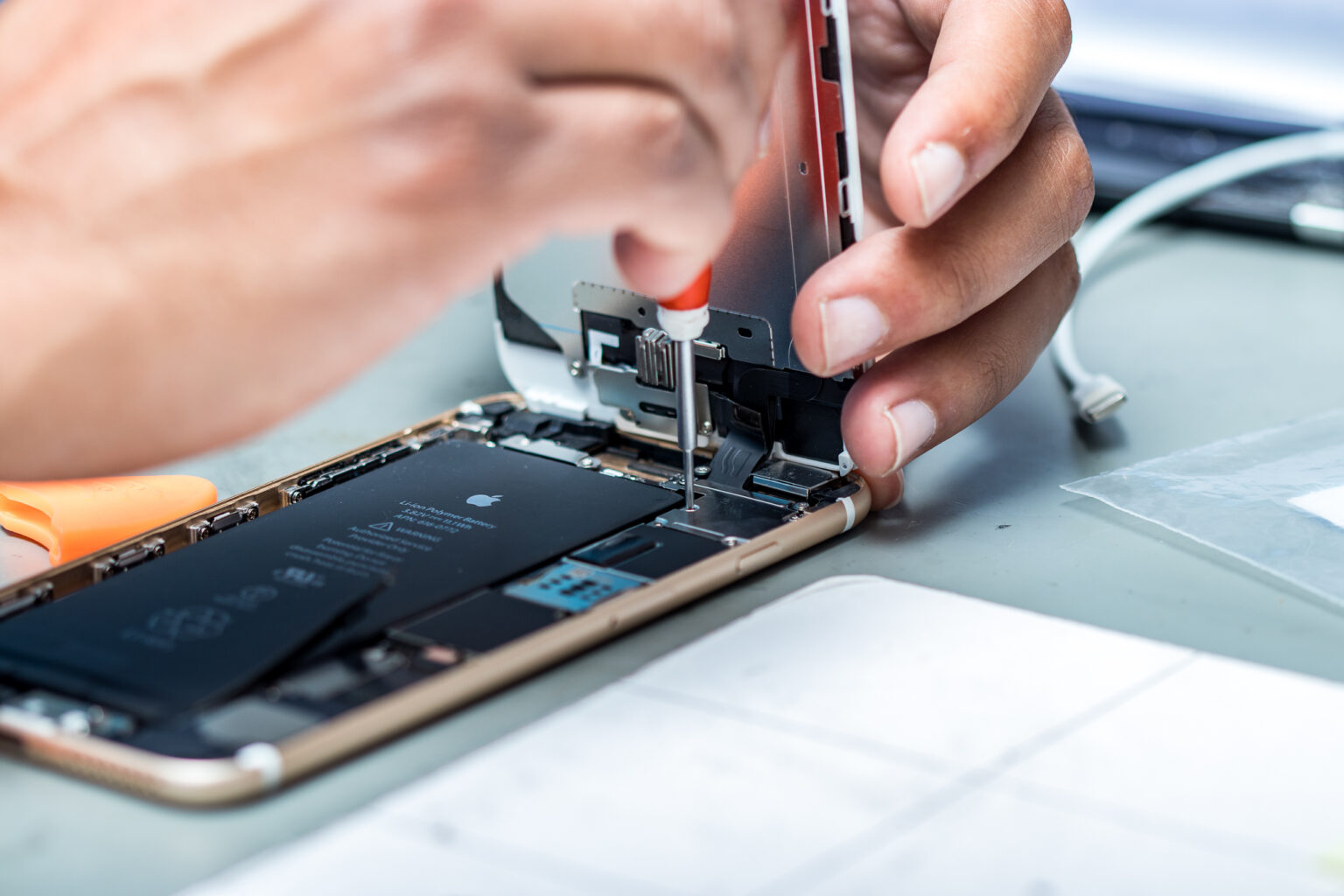 Technicus voert telefoonreparatie uit